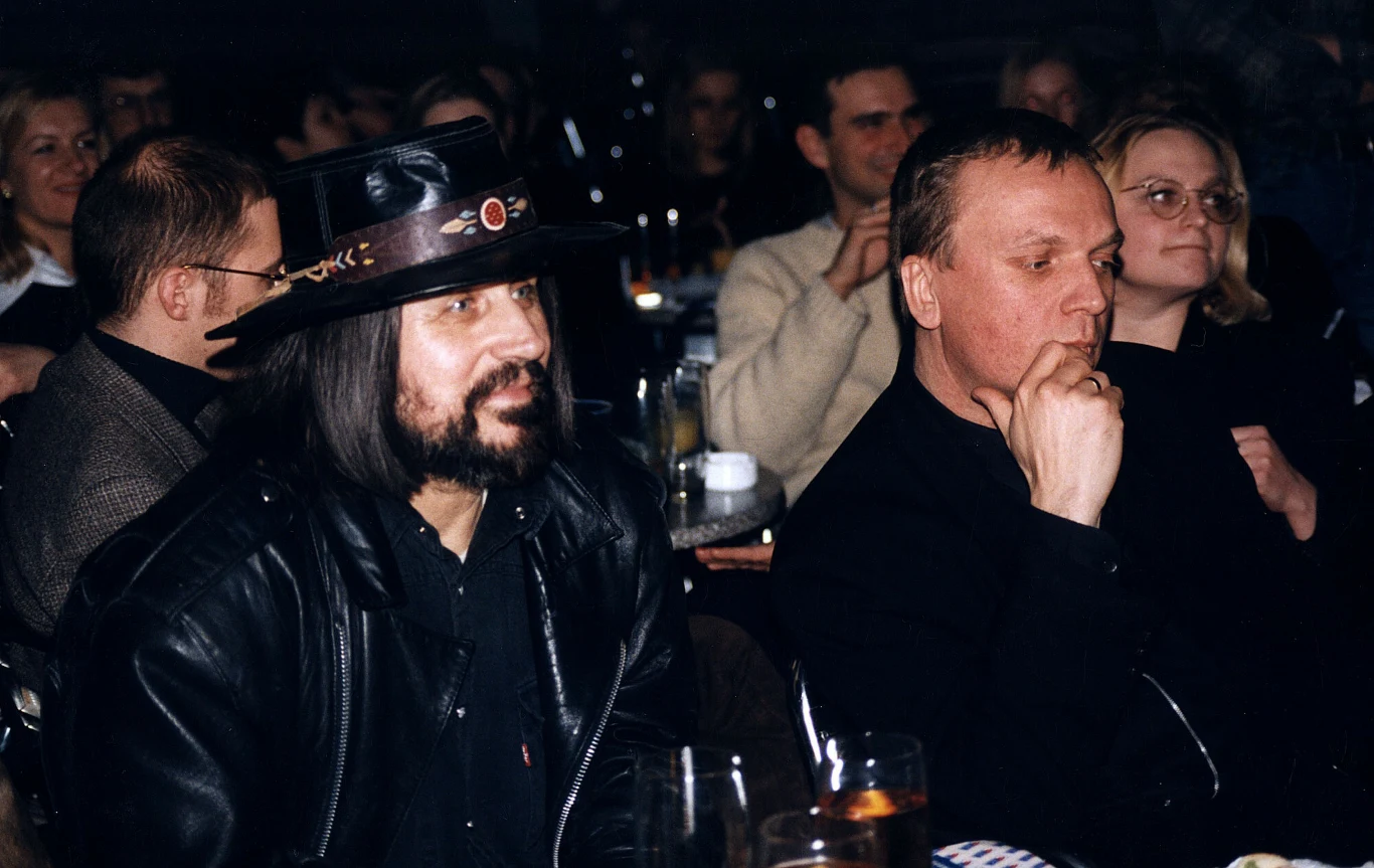 Jego śmierć zszokowała fanów muzyki, ale także całą opinię publiczną. Zespół, który ledwo co świętował 20-lecie działalności i był wymieniany jako jeden z najważniejszych w historii polskiego rocka nagle i tragicznie zakończył działalność. Wokalista osierocił czwórkę dzieci - 13-letnią Weronikę, 6-letnią Helenę i 5-letniego Brunona. W styczniu 2002 roku przyszła na świat Józefina, której narodzin Ciechowski nie doczekał. Czesław Niemen i Grzegorz Ciechowski w 1999 roku.