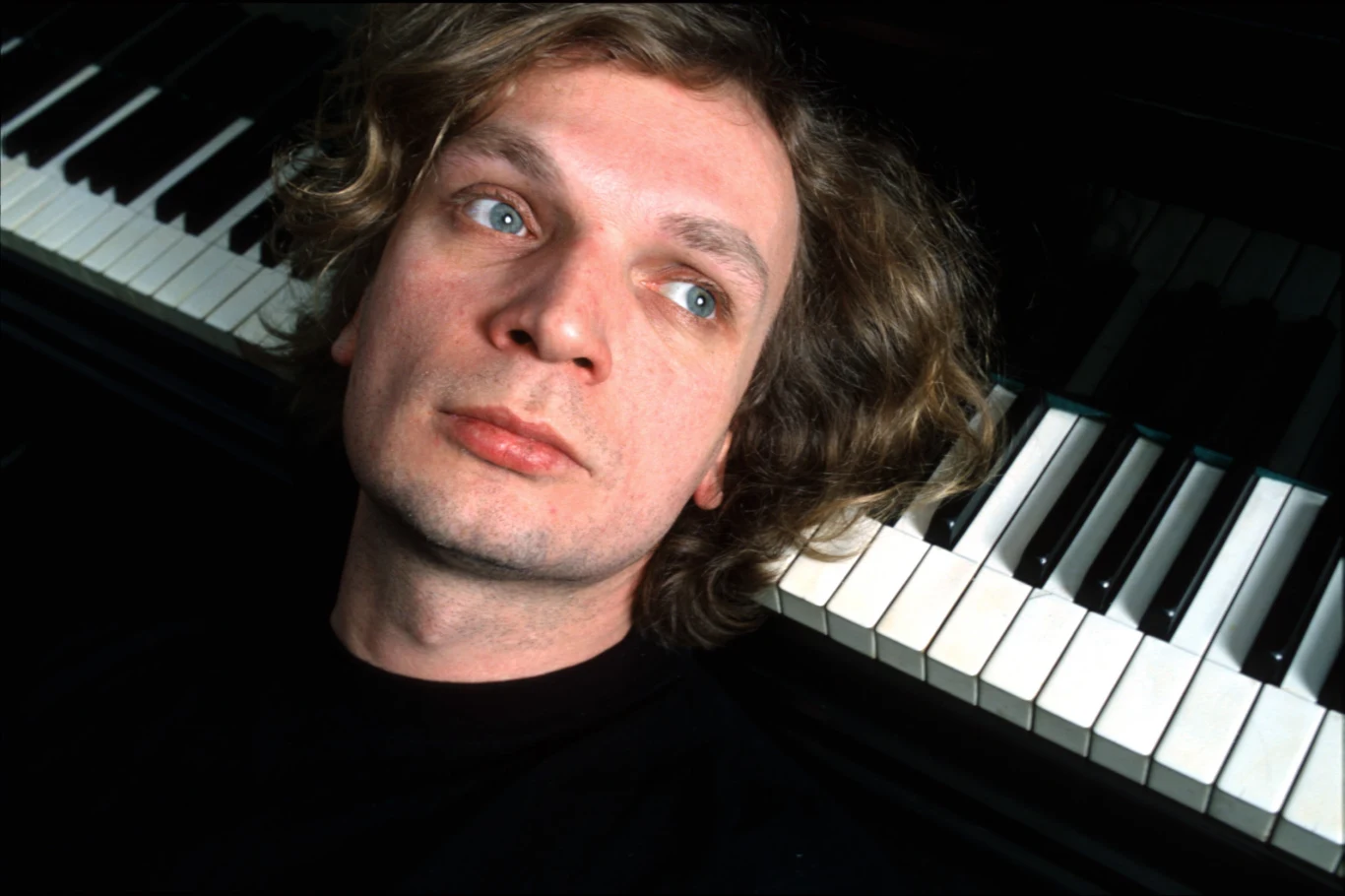 W 1986 roku po ostrej kłótni między muzykami zespół zawiesił działalność, a utwory stworzone przez Ciechowskiego stały się jego solową, debiutancką płytą "Obywatel G.C.". Nowe brzmienie muzyka charakteryzowało się nieco spokojniejszym brzmieniem. Muzyk zaczął wówczas angażować się także w produkcje filmowe - stworzył muzykę do "Zero życia", czy "Stanu strachu".