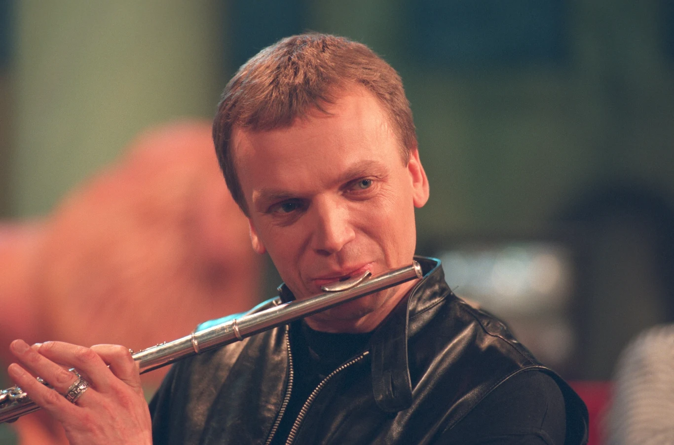 Ciechowski był uznawany za muzycznego geniusza jeszcze za swojego życia. W ciągu ostatnich 20 lat, jego muzyka jeszcze mocniej rezonuje w słuchaczach i coraz młodszym pokoleniu. Z określaniem siebie za geniusza muzycznego nie zgadzał się sam muzyk: "Geniusz muzyczny to jest ktoś taki jak Mozart, kto wymyśla wszystko, układa to sobie w głowie, po czym powstaje genialna kompozycja. Dla mnie współczesnym geniuszem jest Kilar. Jak jestem kimś, kto sobie z muzyką radzi dla własnych potrzeb. Być geniuszem to nie jest stan, który można sobie wybrać, to błogosławieństwo. Gdybym powiedział, że owszem, jestem prawdopodobnie geniuszem, to dałbym wyraz braku inteligencji, bufonady, a nie geniuszu. Nie myślę o tym. Takim jak ja udaje się łączyć przyjemność bytowania z pasją życia, a jednocześnie stanowi to ich zawód. Idziemy naprzód na tyle, na ile nam oświetla strumień indywidualnej latarki. Nieraz baterie bywają słabsze, nieraz mocniejsze. Jednak nie widzimy dalej niż pada nasze światło. To życie w niepewności" - stwierdził Ciechowski w jednym z ostatnich wywiadów dla "Vivy".