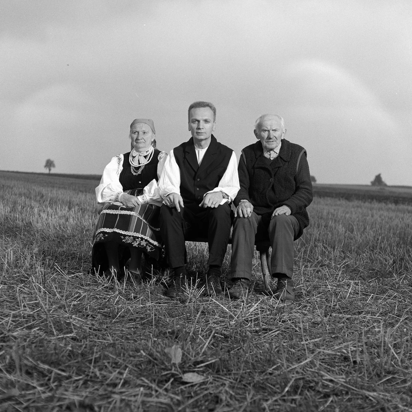 Przez jakiś czas Ciechowski występował solowo (w sumie wydał 6 płyt), ale niedługo później, bo w 1990 doszło do reaktywacji Republiki z nowym basistą. Grzegorz Ciechowski angażował się w tworzenie muzyki na projekty solowe, płyty Republiki, a także debiutujących dopiero piosenkarek jak Justyna Steczkowska, Kasia Kowalska. "Odnowił" także karierę m.in. Kayah. Ciechowski w 1996 roku na planie teledysku do "Piejo kury piejo".