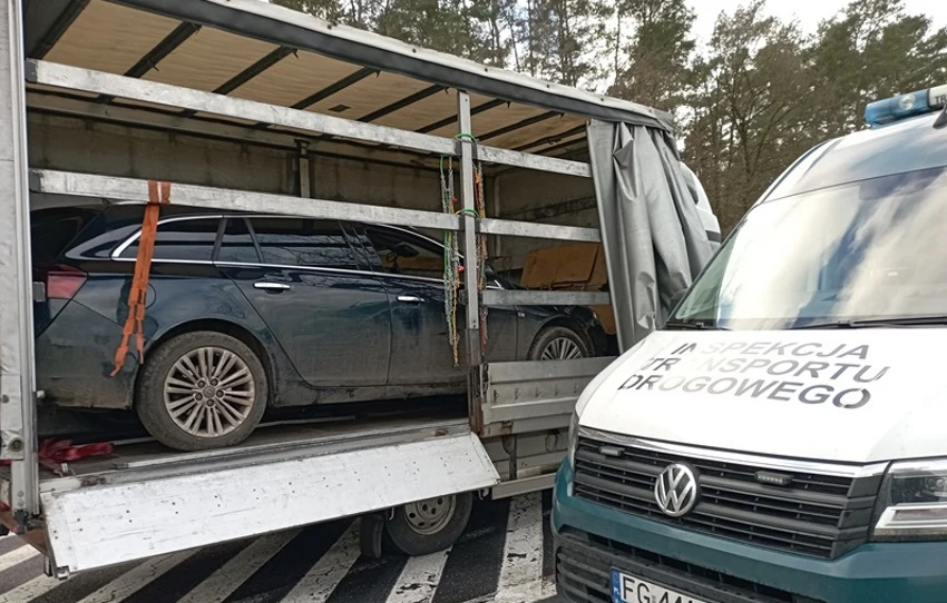 Mężczyzna przewoził niezabezpieczonego Opla Insignię - zaciągnął jedynie hamulec postojowy. Mężczyzna przewoził niezabezpieczonego Opla Insignię - zaciągnął jedynie hamulec postojowy.