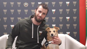 Jakub Witecki, hokeista GKS-u Tychy z pieskiem Piotrusiem z tyskiego schroniska. Klub propaguje akcję "Nie zostawiaj zwierząt na lodzie"