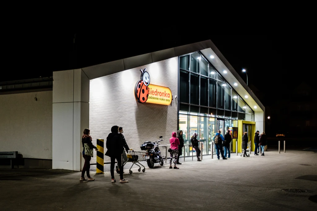 Zarobki: Biedronka podniesie od stycznia pensje w sklepach i centrach dystrybucyjnych