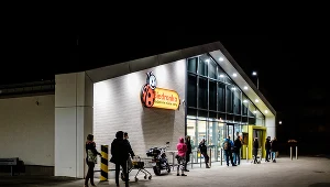 Zarobki: Biedronka podniesie od stycznia pensje w sklepach i centrach dystrybucyjnych