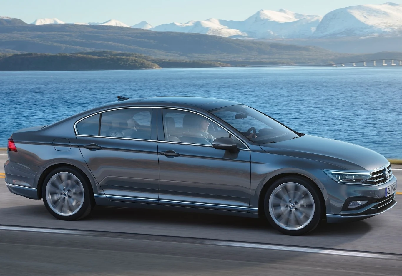 Volkswagen broni bogactwa i różnorodności swojej oferty. Wciąż figuruje w niej model up! (jak na razie nie podzielił losu bratnich Skody Citigo i Seata Mii), wciąż widzimy tu też vana Sharan i minivana Touran. Mocno rzucającym się w oczy ubytkiem jest Volkswagen Sportsvan. Najnowszą sensacją jest wycofanie z konfiguratora marki Passata w wersji sedan. Zostało tylko kombi, czyli Variant. 