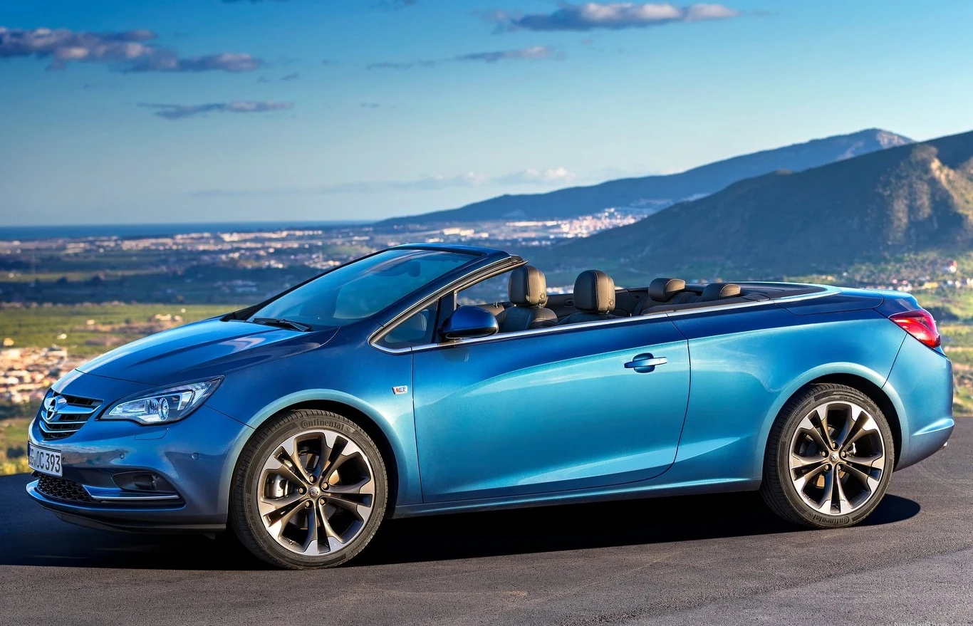 Planowaliście zakup fabrycznie nowego Opla Zafiry - funkcjonalnego, powszechnie chwalonego przez użytkowników minivana? No to możecie dać sobie spokój. To znaczy nazwa Zafira przetrwała, ale teraz nosi ją teraz (z dodatkiem Life) model o innym charakterze, zaliczany przez producenta do kategorii pojazdów "dostawczych pasażerskich". W ofercie nie znajdziemy już także innego minivana, czyli Merivy, produkowanej w Gliwicach Cascady, czyli Astry w wersji cabrio, ani maluchów Karla i Adama. Swego czasu mocno lansowanych miejskich aut, noszących imiona synów założyciela firmy Opel. 