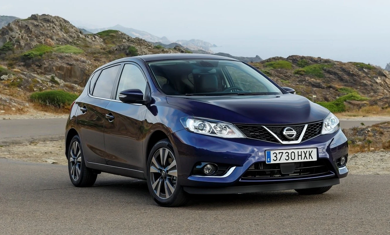 Chyba nikt nie tęskni za kompaktowym Nissanem Pulsarem, następcą (po drodze była jeszcze Tiida) cieszącej się całkiem sporym zainteresowaniem Almery. Większy żal wzbudzać może zapewne nieobecność minivana Note. Niektórzy wzdychają być może za Primerą. Nissan pokazuje, że da się przetrwać na rynku, nie mając w ofercie żadnego spalinowego modelu segmentów A, C i D. 