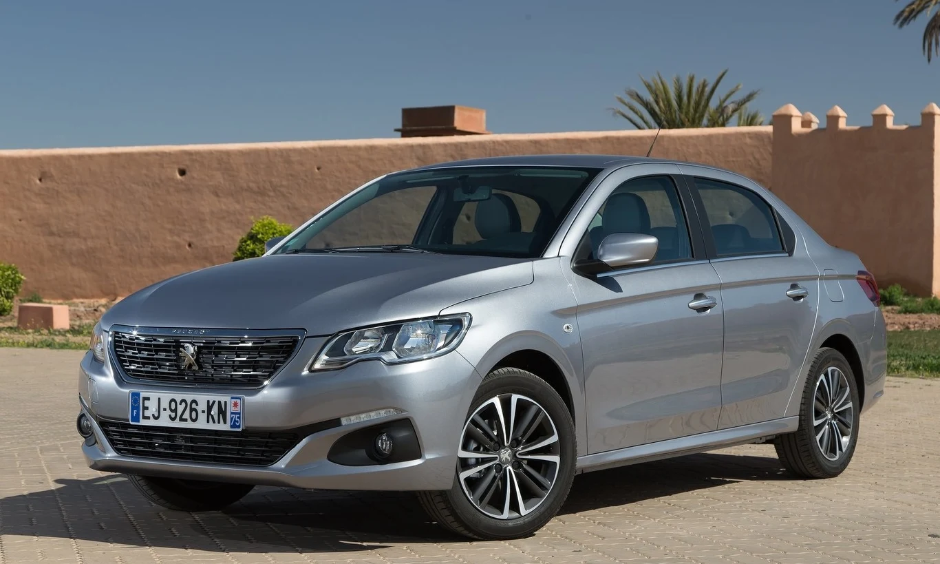 W 2019 r. los Citroena C-Elysee podzielił jego koncernowy kuzyn, oparty na tej samej idei i technice kompaktowy sedan Peugeota, oznaczony liczbą 301. Świeczkę możemy zapalić także jednemu ze słynnych "trojaczków z Kolina", czyli maluchowi 108.