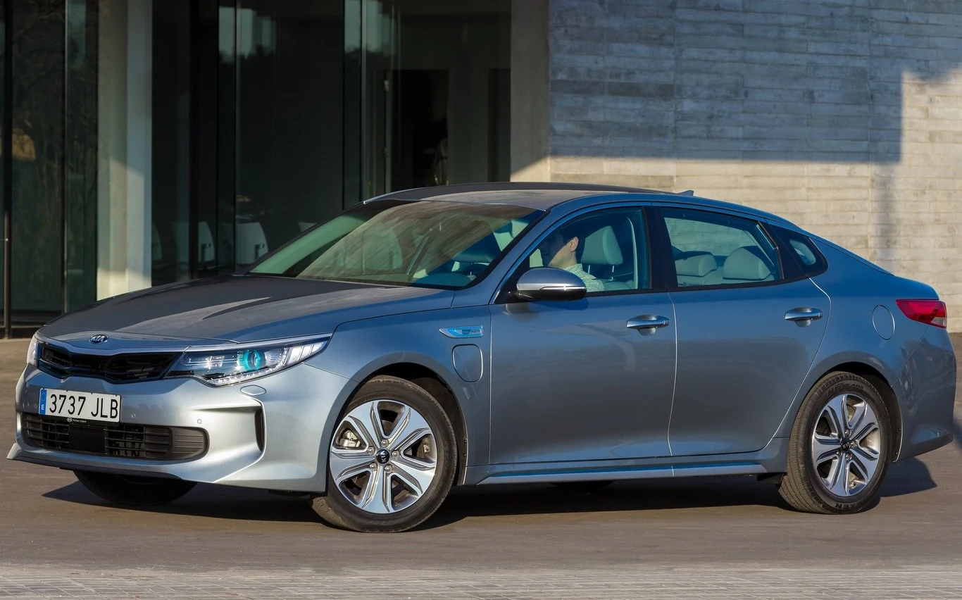 Sytuacja podobna, jak w siostrzanej marce Hyundai. Nie ma już Kii Optimy i Vengi, nadszedł czas Stonica, XCeeda i Proceeda.