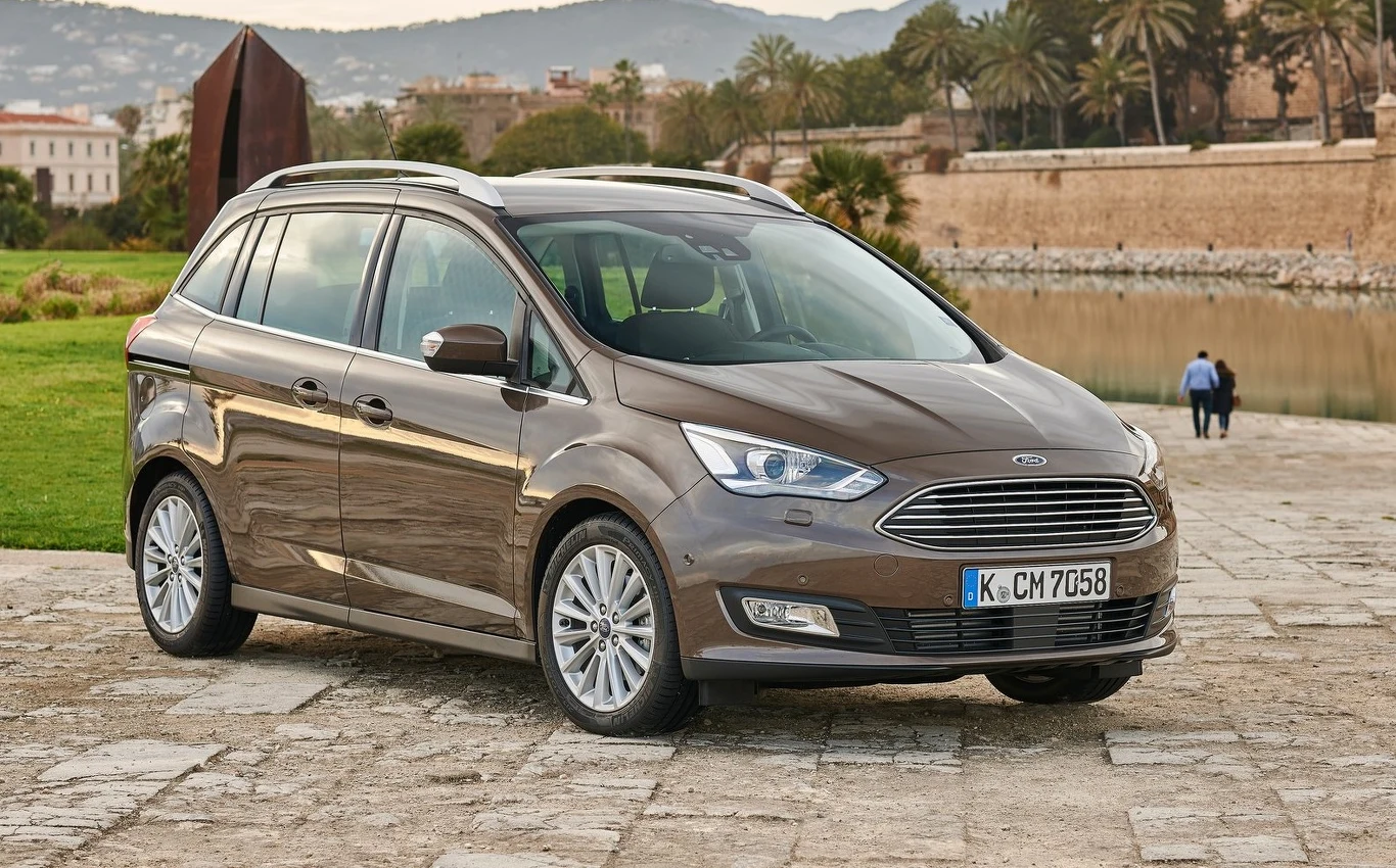 Z trzech modeli Forda z oznaczeniem „Max” w nazwie ostał się już tylko ten największy - S-Max. B-Max i C-Max zostały wycofane, odpowiednio w 2017 i 2019 r. Zapewne zaszkodził im minivanowy wizerunek. W 2016 roku rozstaliśmy się z produkowanym w Tychach Fordem Ka, w trzeciej generacji jakże odmiennym w charakterze od drugiej i pierwszej. Pojawiły się pogłoski, że swojego następcy nie doczeka się nawet taki światowy bestseller, jakim jest Mondeo. 