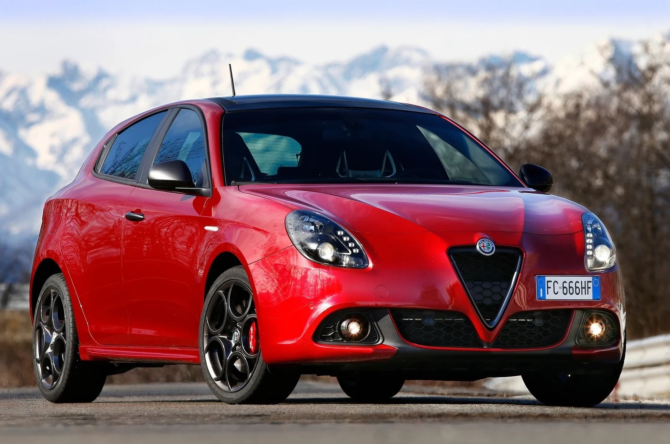 W ubiegłym roku pożegnaliśmy Alfę Romeo Giuliettę, zgrabny, pełny wdzięku kompakt, w pełni oddający ducha legendarnej marki. Na początku 2019 sprzedano ostatnie egzemplarze miejskiego MiTo. W tym przypadku o losie modelu zadecydował spadek zainteresowania trzydrzwiowymi, małymi hatchbackami. 