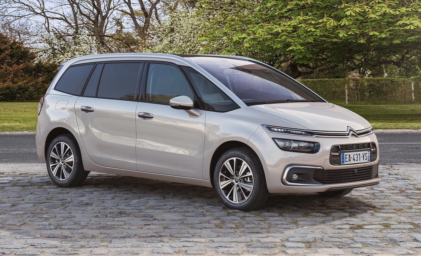 Citroen C4 Picasso (przemianowany później na C4 SpaceTourer). Minivan, i wszystko jasne. Odszedł od nas w 2018 r. W ofercie marki nie znajdziemy ponadto fikuśnego Cactusa, budżetowego C-Elysee ani popularnego na rynku pojazdów używanych przedstawiciela klasy średniej - modelu C5. 