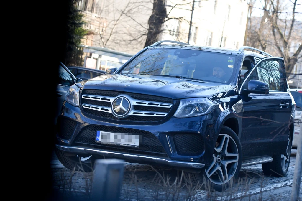 Tomasz Karolak parkuje na miejscu dla niepełnosprawnych