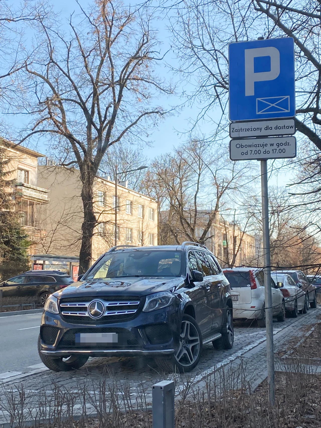 Tomasz Karolak parkuje na miejscu dla niepełnosprawnych