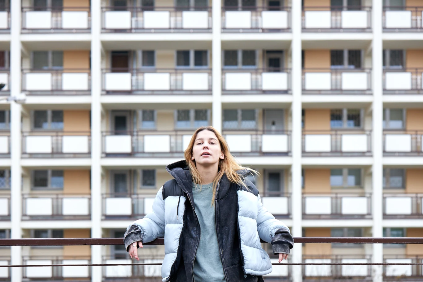 Zadra to utalentowana dziewczyna z blokowiska, która walczy o uznanie na rapowej scenie. Choć wydaje się być zwykłą nastolatką, przed mikrofonem zyskuje niesamowitą energię i charyzmę, dzięki którym może porwać tłumy. Jednak w środowisku pełnym testosteronu ciężko o miejsce dla takich, jak ona. Zadra walczy o marzenia, ale przede wszystkim o lepsze jutro dla swojej rodziny. Mimo to, muzyka nie jest wszystkim, bo na życie głównej bohaterki kluczowy wpływ będzie miała miłość.