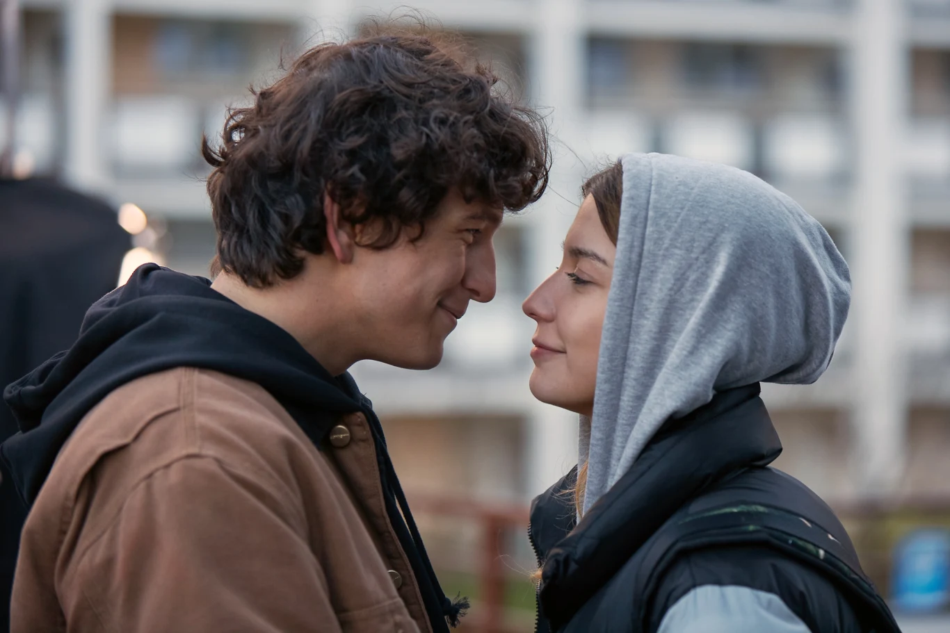 "Z jednej strony moja postać jest Zadrą - scenicznym zwierzęciem i królową sceny. Z drugiej jest Sandrą - dziewczyną z osiedla, która próbuje związać koniec z końcem. Zadra walczy o szacunek i fejm, Sandra o miłość i o rodzinę. Żeby znaleźć szczęście i spełnienie, te dwie postaci i ich pragnienia muszą się połączyć. Wydaje się to niemal niemożliwe - tak o swojej postaci mówi Magdalena Wieczorek.