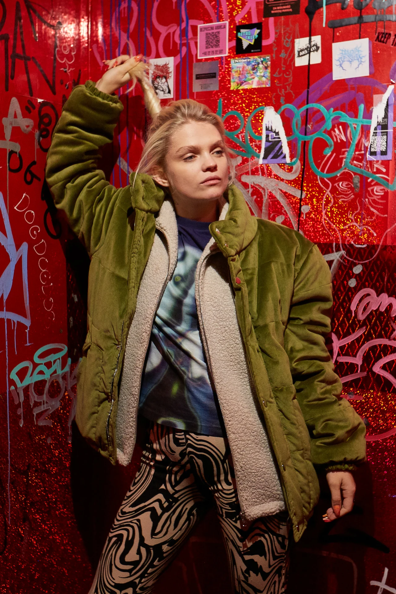 Za reżyserię odpowiada Grzegorz Mołda, którego poprzedni krótki film "Koniec widzenia" był nominowany do Złotej Palmy na festiwalu w Cannes. Scenariusz napisała Monika Powalisz, współautorka m. in. serialu "Belfer". W tytułowej roli występuje Magdalena Wieczorek (po raz pierwszy w głównej roli), a partnerują jej m. in. Jakub Gierszał, Magdalena Różczka oraz Ignacy Liss. Zaskoczeniem dla widzów będzie udział Margaret, gwiazdy muzycznej, która stawia swoje pierwsze kroki w filmie.