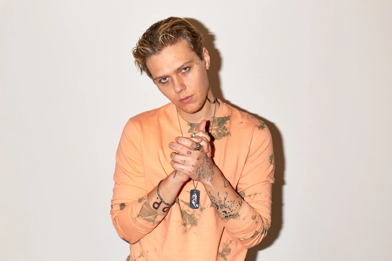 Za muzykę w filmie odpowiada producent 1988 (osiem-osiem), czyli Przemysław Jankowiak, współtwórca kultowego duetu Syny, znany również ze współpracy z legendą polskiego rapu - Włodim. Jankowiak związany jest z wytwórnią Def Jam Recordings Poland. Specjalnie do filmu powstało kilkanaście utworów z udziałem Magdaleny Wieczorek oraz Jakuba Gierszała. Teksty "Zadry" napisał Michał "Żyto" Żytniak, artysta, który nagrywał dla wytwórni Asfalt Records oraz Prosto.