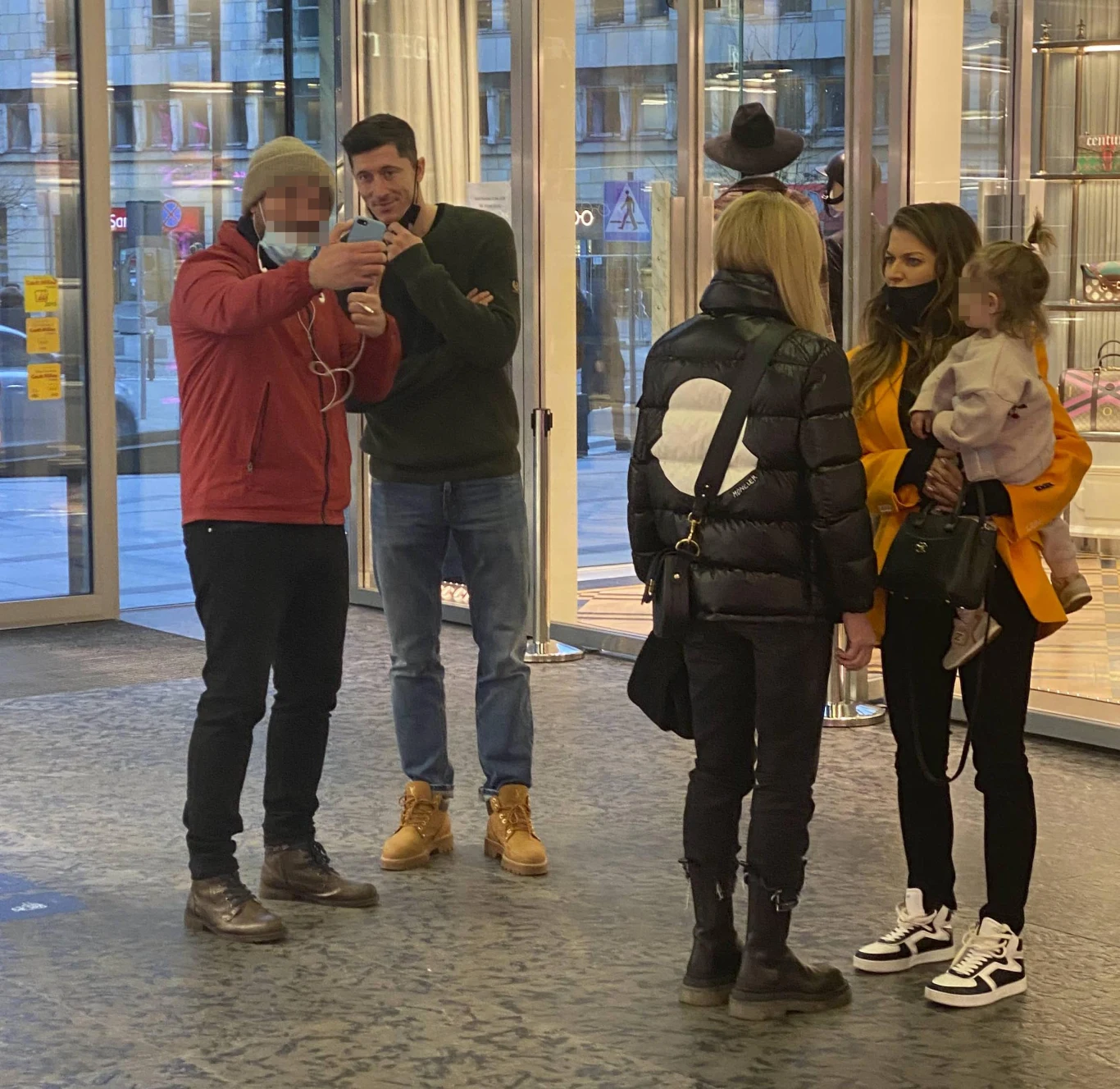 Lewandowscy na zakupach. Nie zabrakło wspólnych zdjęć z fanami Lewandowscy na zakupach. Nie zabrakło wspólnych zdjęć z fanami