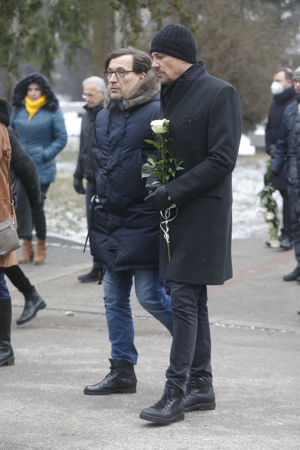 Dariusz Kordek i Krzysztof Ibisz na pogrzebie Tadeusza Rossa.
