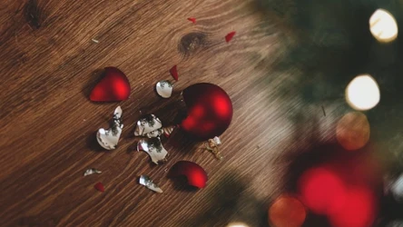 Gdzie wyrzucić ozdoby choinkowe? Wbrew pozorom nie wszystko powinno iść do odpadów zmieszanych. 