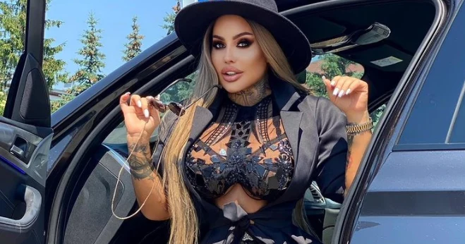 Laluna Unique https://www.instagram.com/lala_laluna_official/