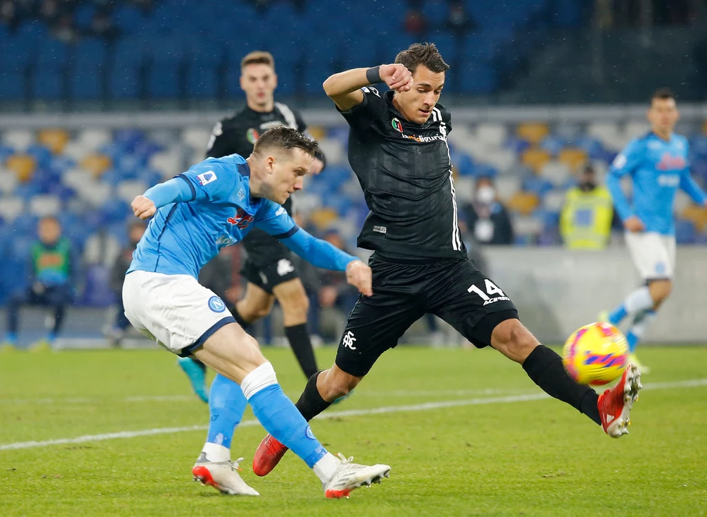 Piotr Zieliński (z lewej) i Jakub Kiwior w meczu Napoli - Spezia