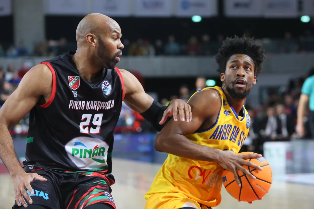Kobi Jordan Simmons (z prawej) ze Stali kontra Alex Tyus Kobi Jordan Simmons (z prawej) ze Stali kontra Alex Tyus