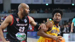 Kobi Jordan Simmons (z prawej) ze Stali kontra Alex Tyus