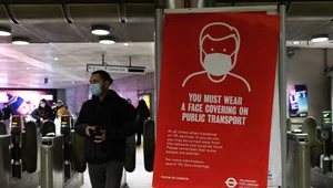 Na zdjęciu: Wezwanie do noszenia maseczek w londyńskim metrze