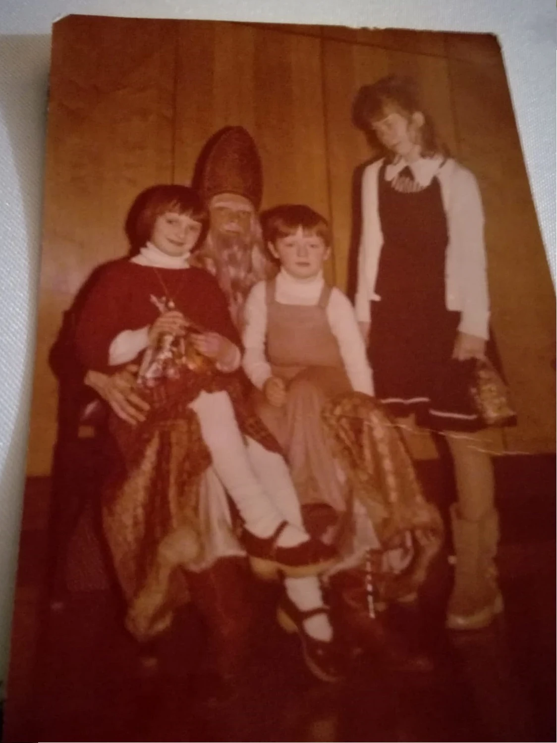 Święty Mikołaj z dziećmi, 1978 r. Święty Mikołaj z dziećmi, 1978 r.