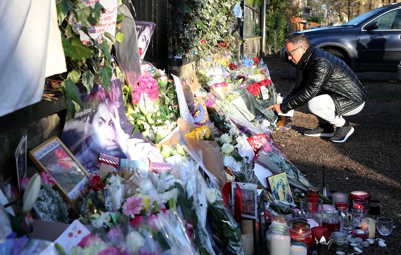 George Michael zmarł 25 grudnia 2016 roku w swej posiadłości, w miejscowości Goring. Miał 53 lata. Ciało wokalisty znalazł jego partner, fryzjer gwiazd i fotograf Fadi Fawaz. 7 marca 2017 roku (czyli ponad dwa miesiące po śmierci wokalisty) ujawniono wyniki sekcji zwłok. Oficjalną przyczyną śmierci artysty były choroby serca i wątroby. George Michael zmarł 25 grudnia 2016 roku w swej posiadłości, w miejscowości Goring. Miał 53 lata. Ciało wokalisty znalazł jego partner, fryzjer gwiazd i fotograf Fadi Fawaz. 7 marca 2017 roku (czyli ponad dwa miesiące po śmierci wokalisty) ujawniono wyniki sekcji zwłok. Oficjalną przyczyną śmierci artysty były choroby serca i wątroby.