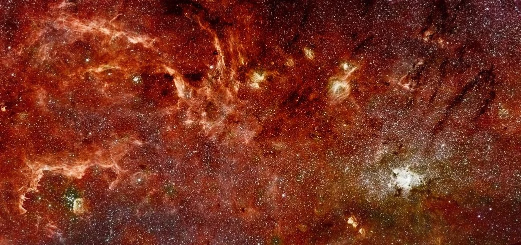 Centrum naszej Drogi Mlecznej wygląda doprawdy fantastycznie. Obraz wykonana za pomocą dwóch teleskopów – Hubble’a oraz Spitzera. Co ciekawe, biały obszar po prawej stronie zdjęcia uważa się za supermasywną czarną dziurę. Centrum naszej Drogi Mlecznej wygląda doprawdy fantastycznie. Obraz wykonana za pomocą dwóch teleskopów – Hubble’a oraz Spitzera. Co ciekawe, biały obszar po prawej stronie zdjęcia uważa się za supermasywną czarną dziurę.