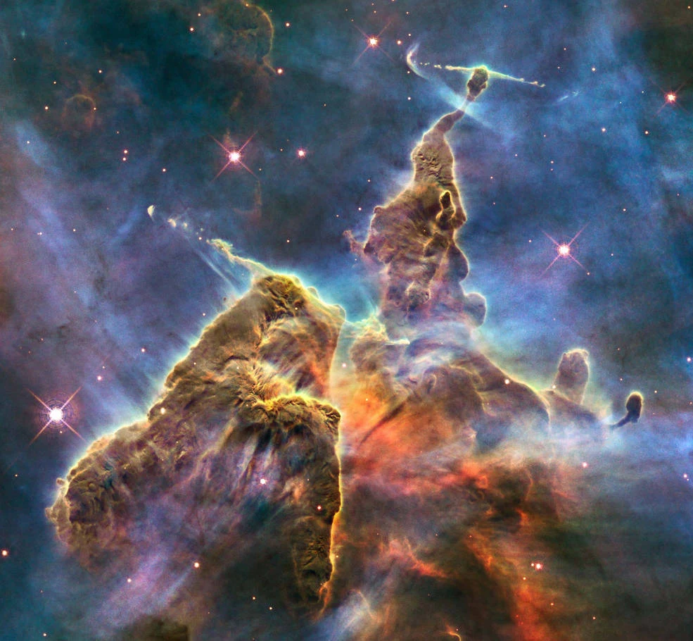Mgławica Carina uchwycona również przez Kosmiczny Teleskop Hubble'a. W górnej części fotografii widać wysoki na trzy lata świetlne słup gazu i pyłu. Mgławica Carina uchwycona również przez Kosmiczny Teleskop Hubble'a. W górnej części fotografii widać wysoki na trzy lata świetlne słup gazu i pyłu.