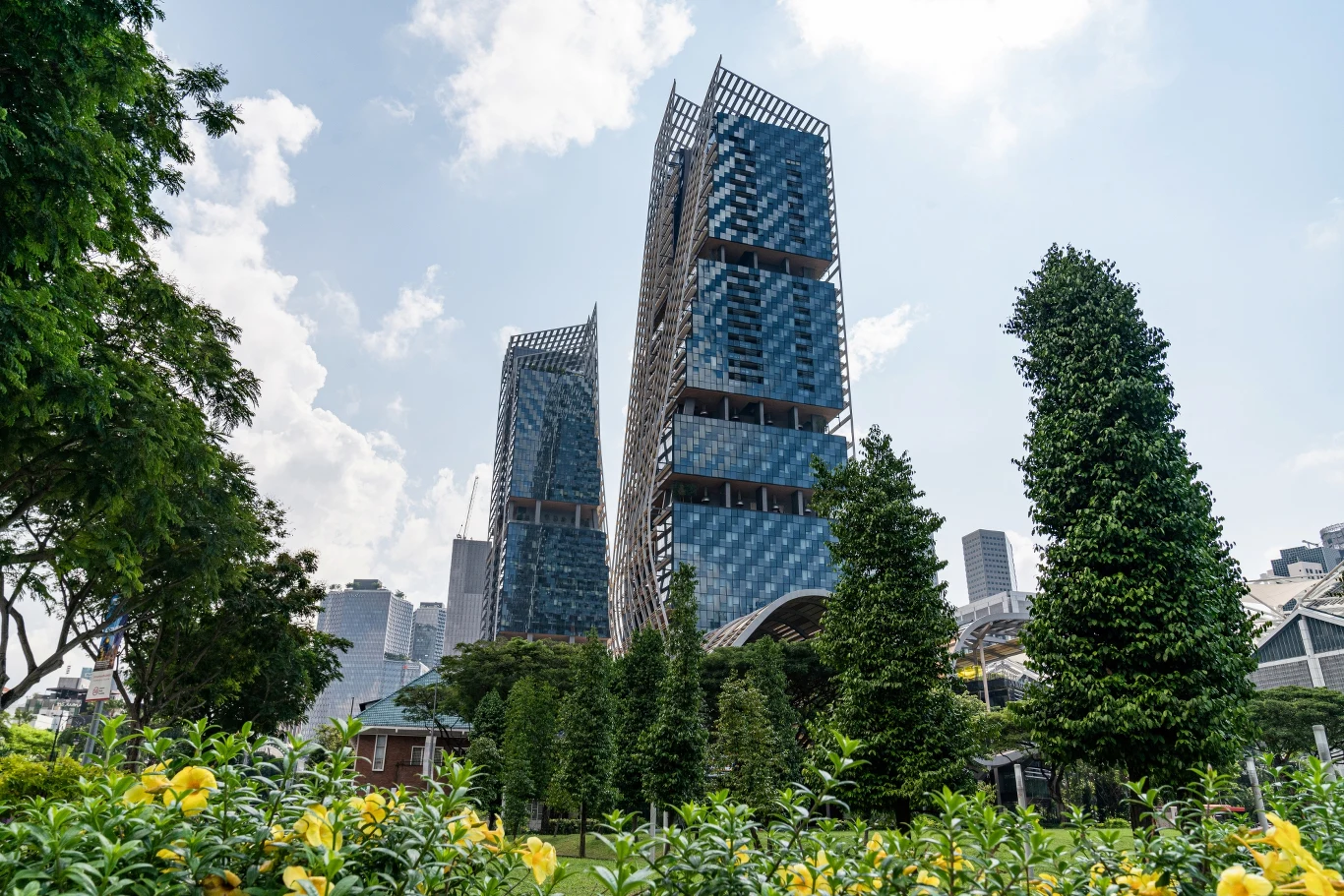 Ekologiczne budownictwo powstaje na całym świecie. Tutaj przykładem jest kompleks biurowców z Singapuru oddany do użytku w lipcu br. Ekologiczne budownictwo powstaje na całym świecie. Tutaj przykładem jest kompleks biurowców z Singapuru oddany do użytku w lipcu br.