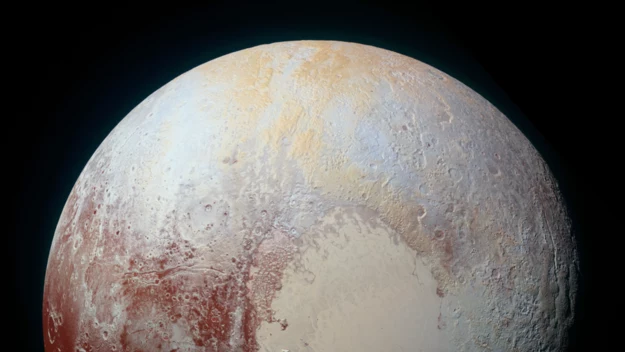 Pluton "oczami" sondy kosmicznej New Horizons. Co ciekawe, pod jego powierzchnią najprawdopodobniej znajduje się potężny ocean.