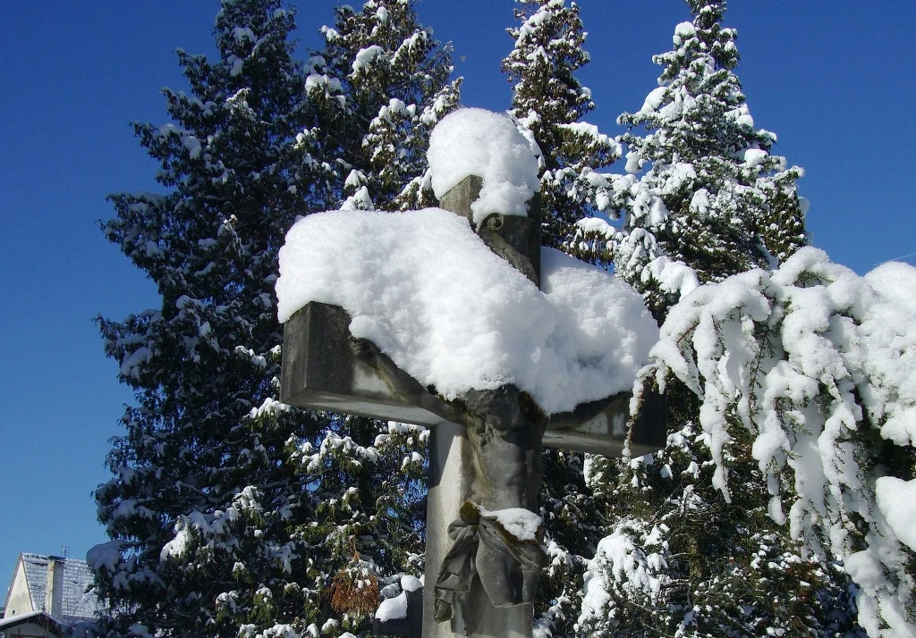 Mężczyźni mili rzucać śnieżkami w wiernych Mężczyźni mili rzucać śnieżkami w wiernych