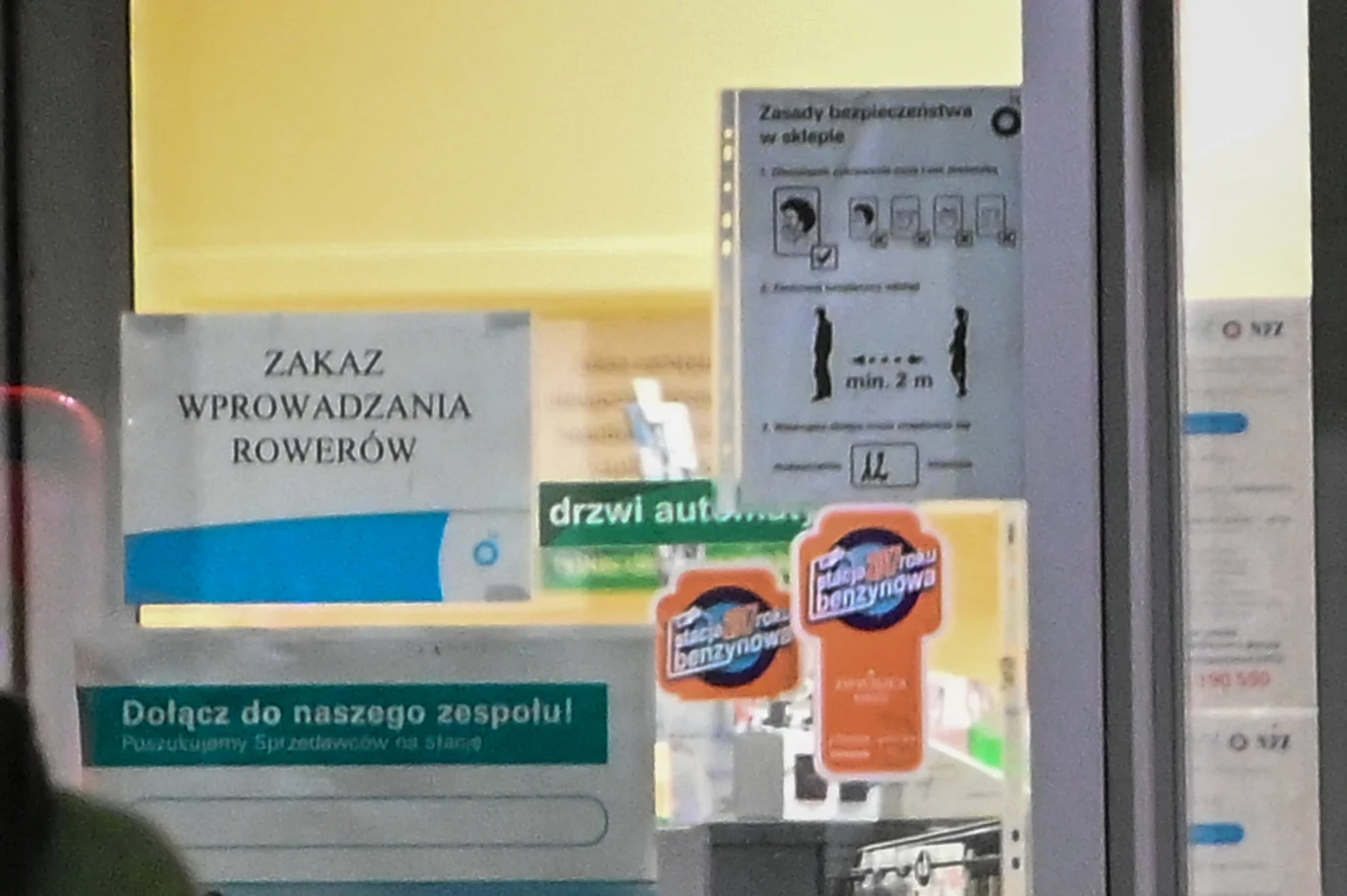 Na drzwiach była informacja o obowiązku zakrywania ust i nosa, ale Małgorzata to przeoczyła Na drzwiach była informacja o obowiązku zakrywania ust i nosa, ale Małgorzata to przeoczyła