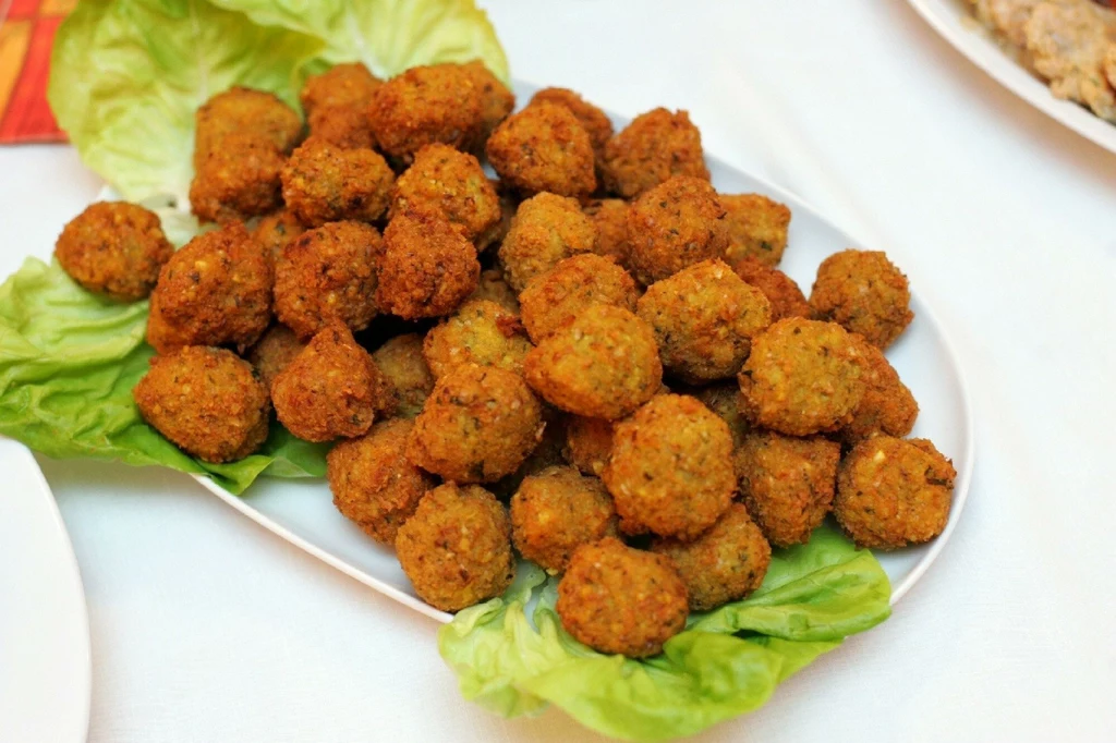 Falafele to wegański przysmak z Bliskiego Wschodu, który sprawdzi się także na wigilijnej kolacji. Falafele to wegański przysmak z Bliskiego Wschodu, który sprawdzi się także na wigilijnej kolacji.