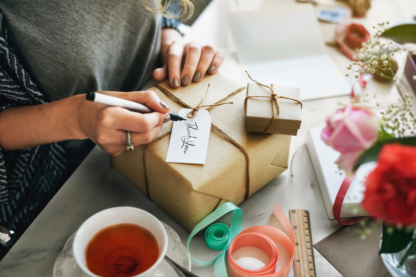 Udany prezent ucieszy seniora. Wśród sprawdzonych upominków są m.in. koce, kapcie oraz kwiaty doniczkowe. Udany prezent ucieszy seniora. Wśród sprawdzonych upominków są m.in. koce, kapcie oraz kwiaty doniczkowe.