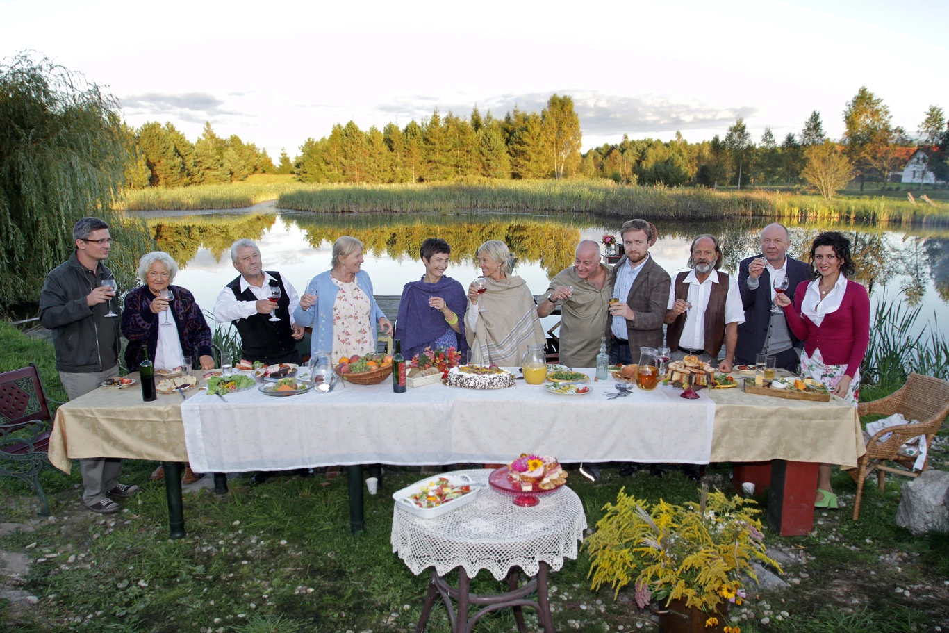 Hanna Wolicka (druga z lewej) na planie "Domu nad rozlewiskiem"