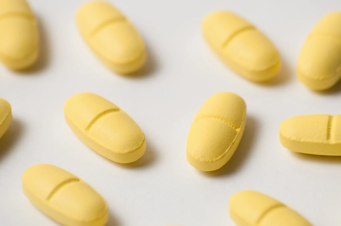 Warto przyjmować witaminę C z rutyną. Dzięki niej działanie witaminy C w naszym organizmie jest dłuższe Warto przyjmować witaminę C z rutyną. Dzięki niej działanie witaminy C w naszym organizmie jest dłuższe