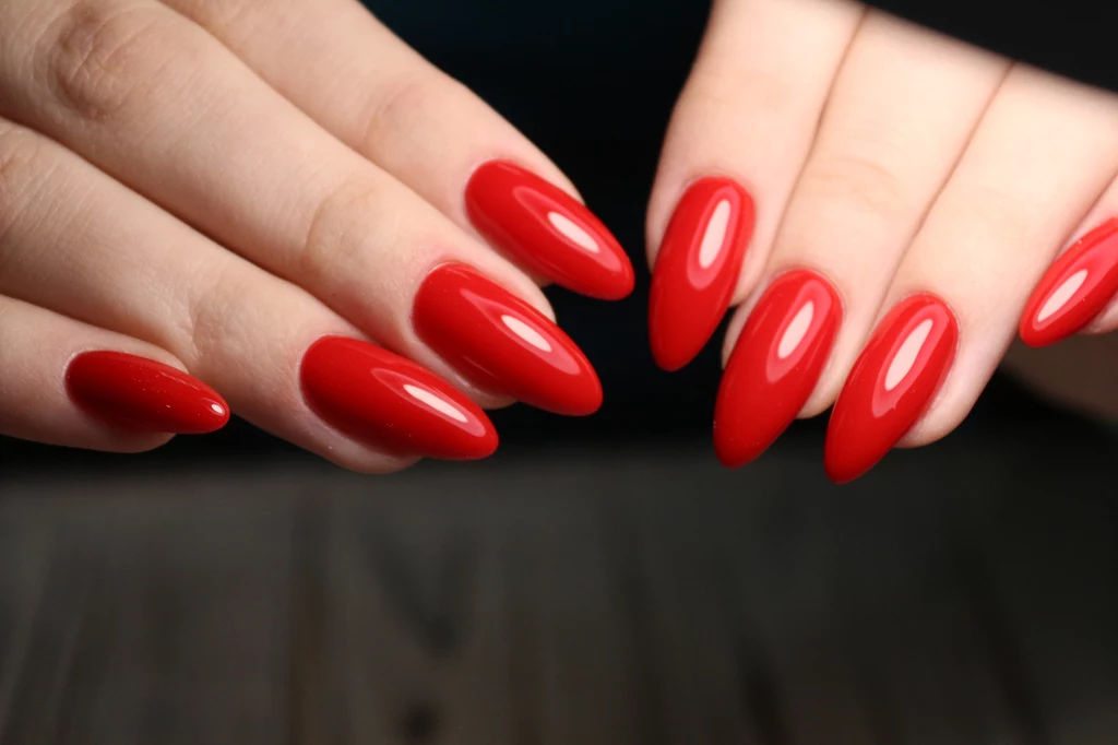 Czerwony manicure jest bardzo ekstrawagancki i świetnie pasuje do sylwestrowej kreacji
