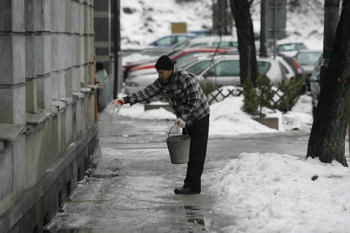 Posypywanie chodników i ulic solą drogową to nadal najpopularniejsze i najtańsze rozwiązanie jeśli chodzi o usuwanie oblodzenia i śniegu Posypywanie chodników i ulic solą drogową to nadal najpopularniejsze i najtańsze rozwiązanie jeśli chodzi o usuwanie oblodzenia i śniegu