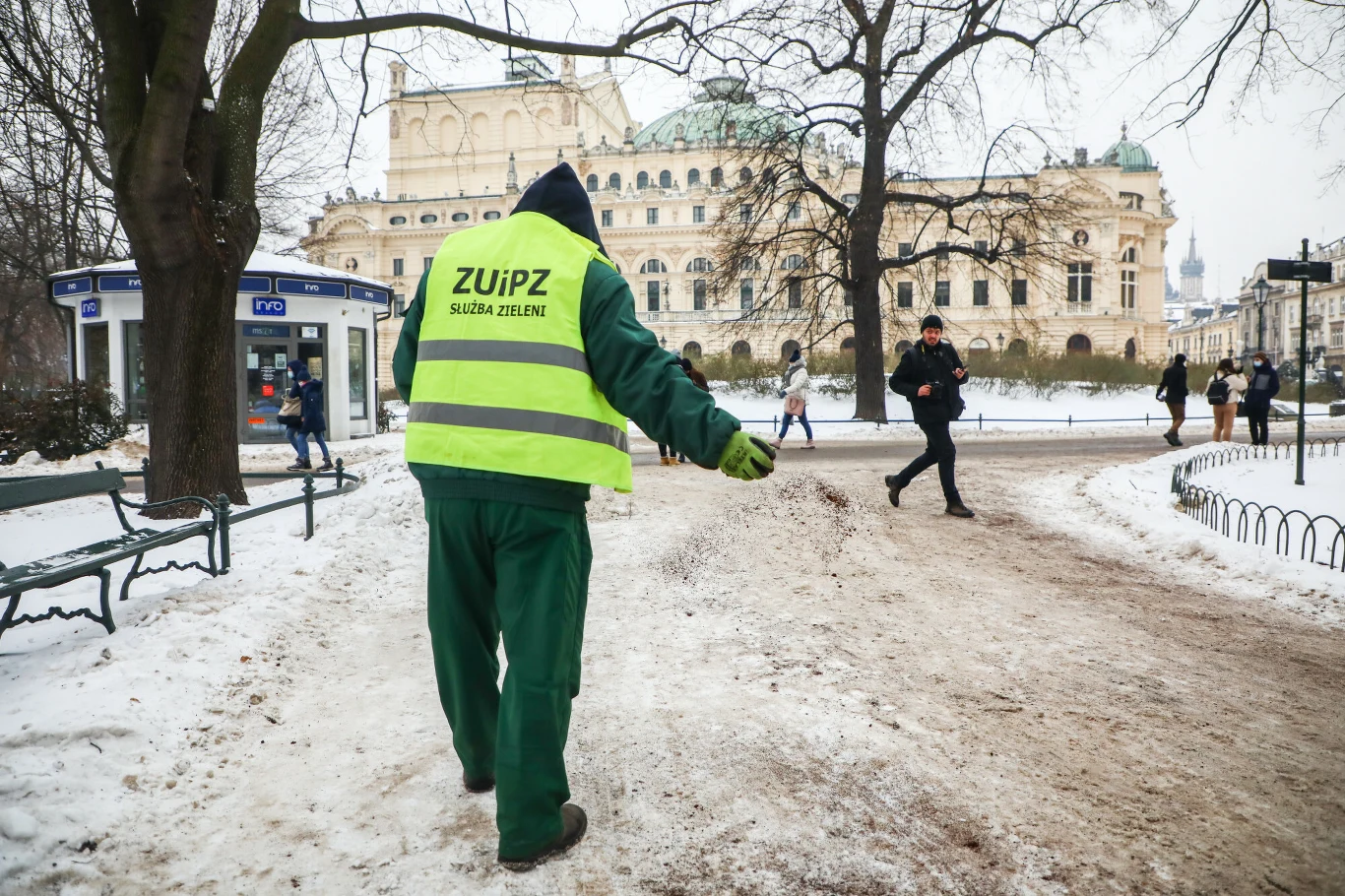 Jedną z alternatyw dla soli drogowej mogą być fusy od kawy. Taki pilotaż przeprowadzono już m.in. w Krakowie Jedną z alternatyw dla soli drogowej mogą być fusy od kawy. Taki pilotaż przeprowadzono już m.in. w Krakowie
