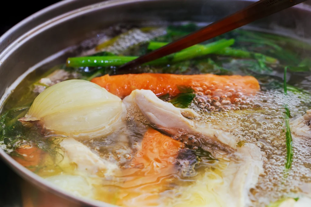 Obierki z warzyw korzeniowych mogą być doskonałą alternatywą dla warzyw i mięs podczas przygotowania bulionu na rosół lub inne rodzaje zup