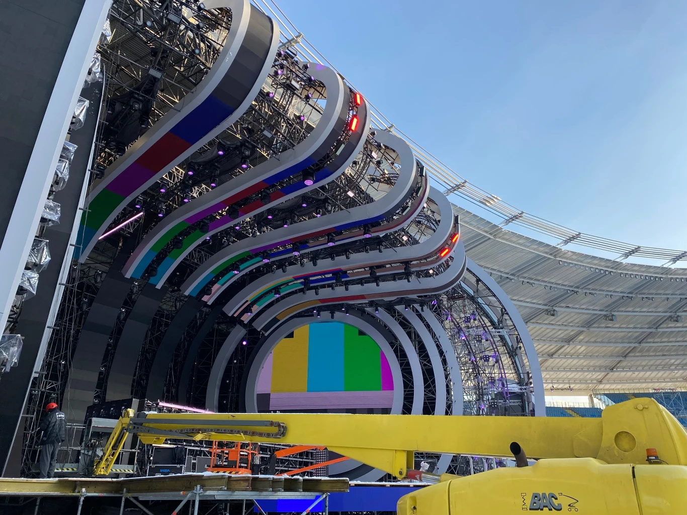 Odliczanie do sylwestra zaczynamy tuż po świętach Bożego Narodzenia. Od 27 grudnia codziennie w Interii i Polsat Go pojawią się wideonewsy o tym, jak stworzyć wystrzałową stylizację, make-up czy playlistę, która nie pozwoli nawet zatwardziałym przeciwnikom tanecznych imprez podpierać ścian i zostać obojętnym. Radami i swoimi sposobami na udaną noc sylwestrową podzielą się z gwiazdy Sylwestrowej Mocy Przebojów.