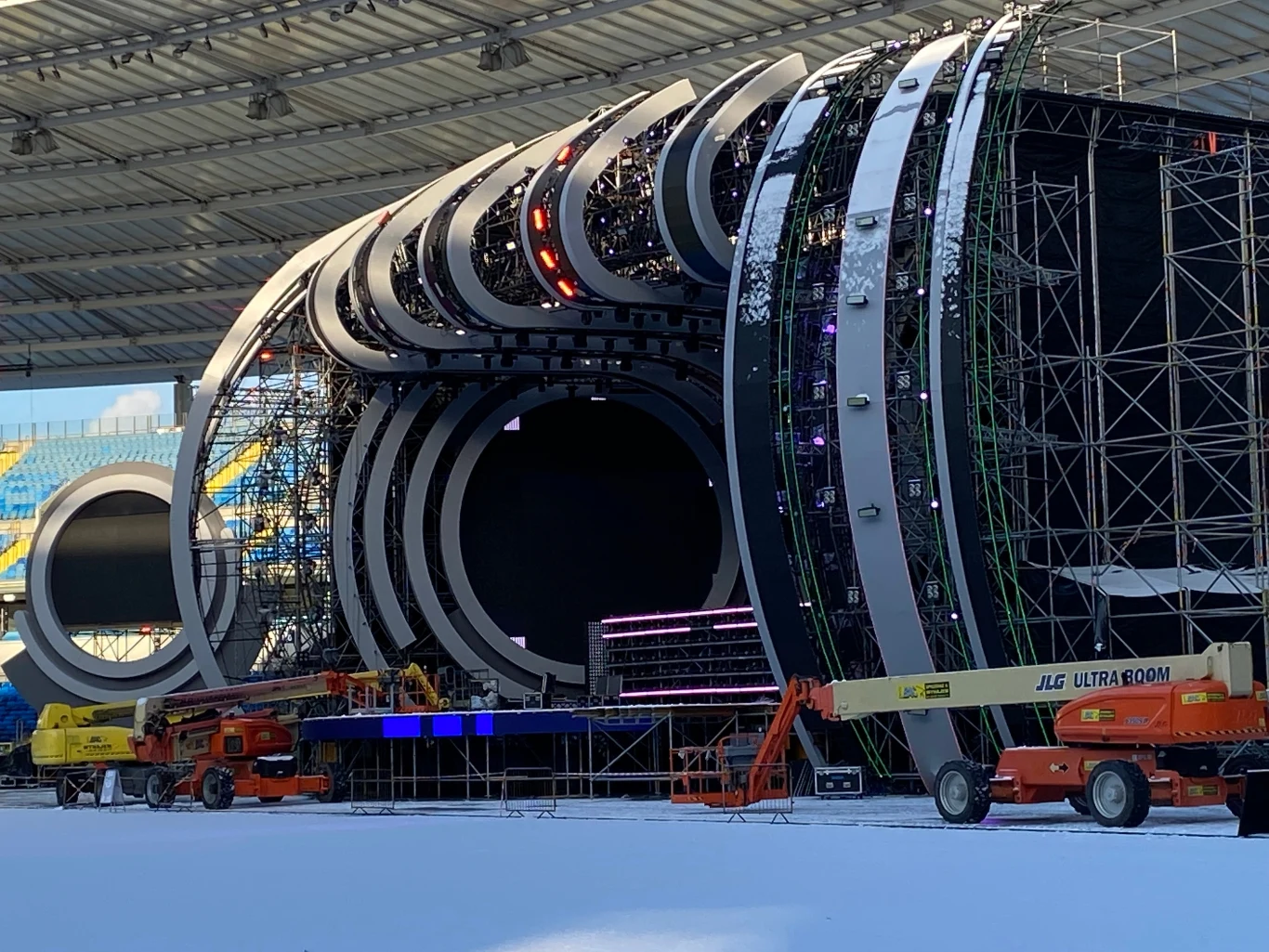 Nie zabraknie śpiewania na żywo (karaoke), a do tańca zaproszą tancerze programu "Dancing with the stars. Taniec z Gwiazdami" - Rafał Maserak i Lenka Kliment.