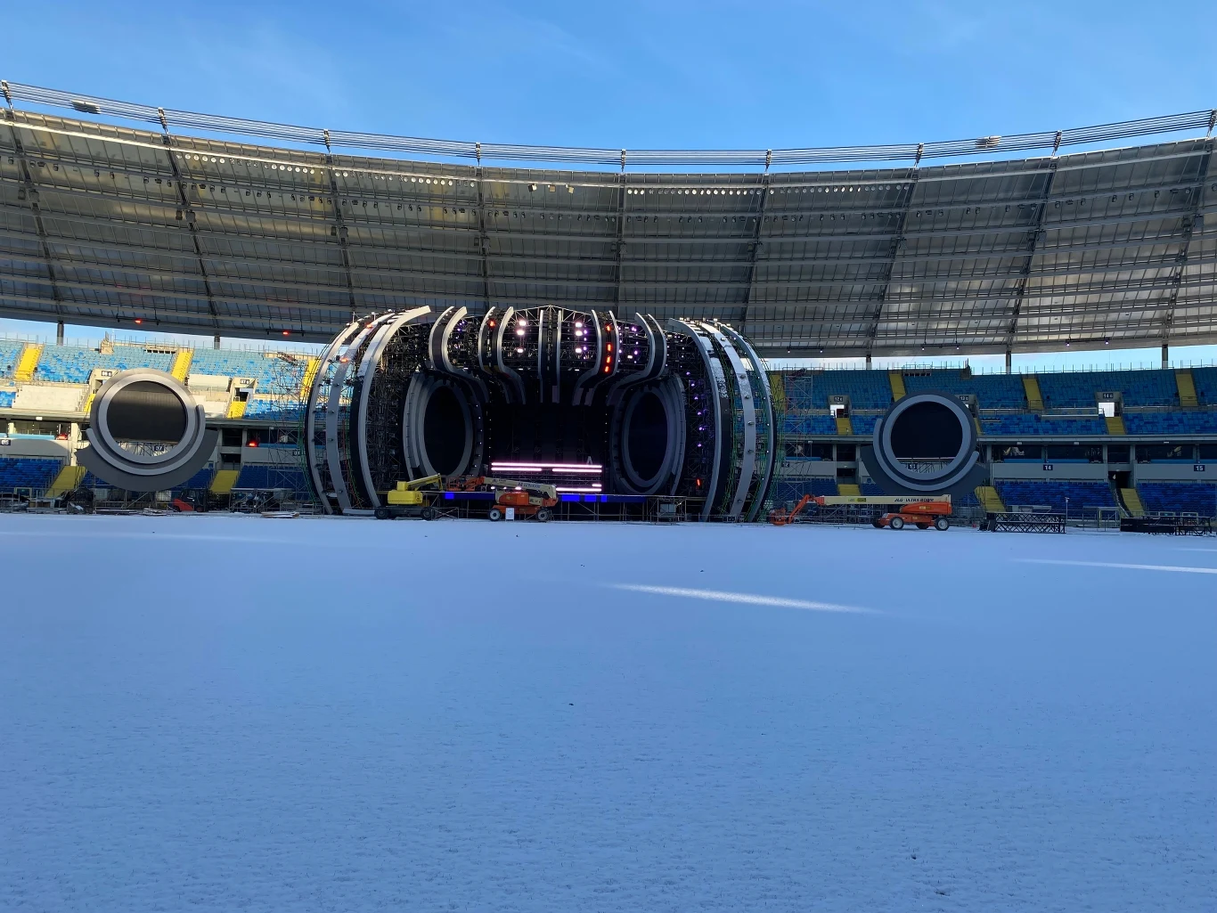 Widzowie i internauci od godz. 19:00 w Interii i Polsat Go będą mogli wziąć udział w programie Sylwestrowa Moc Przebojów. Rozgrzewka. Tuż przed startem imprezy sylwestrowej kamery odwiedzą garderoby gwiazd, aby sprawdzić, co robią przed wejściem na scenę. Gwiazdy opowiedzą o swoich noworocznych postanowieniach, a także w jakich językach potrafią powiedzieć "Szczęśliwego Nowego Roku".