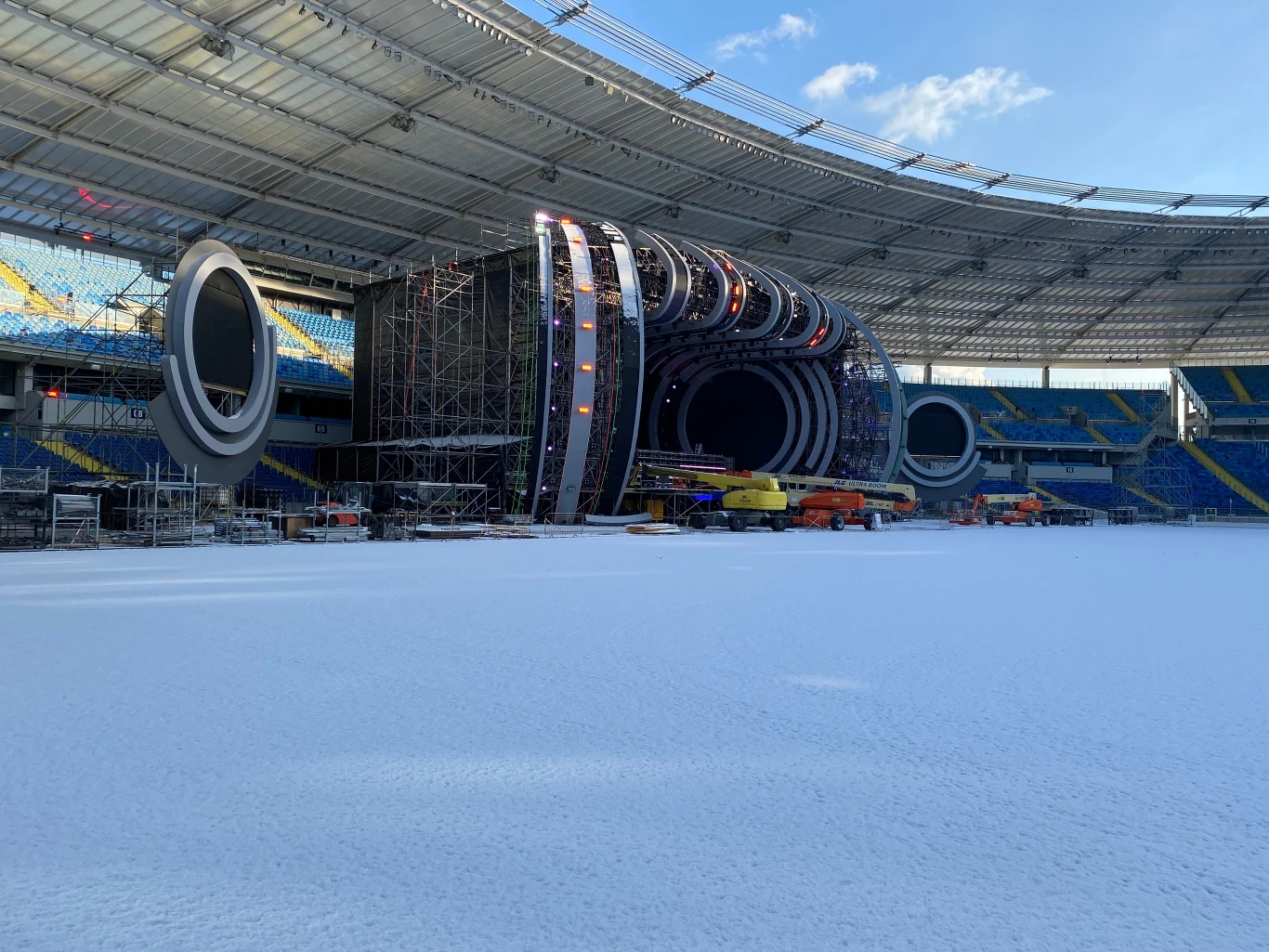 Tegoroczna scena jest wysoka na 20 metrów, a do jej wykonania użyto 4500 metrów bieżących stali. Wyjątkowy wygląd zapewni także prawie 3000 metrów bieżących tkanin scenograficznych. Oprawa wizualna sceny to aż 650 m2 ekranów diodowych oraz 1500 urządzeń oświetleniowych, zasilanych ponad kilometrowym kablem.